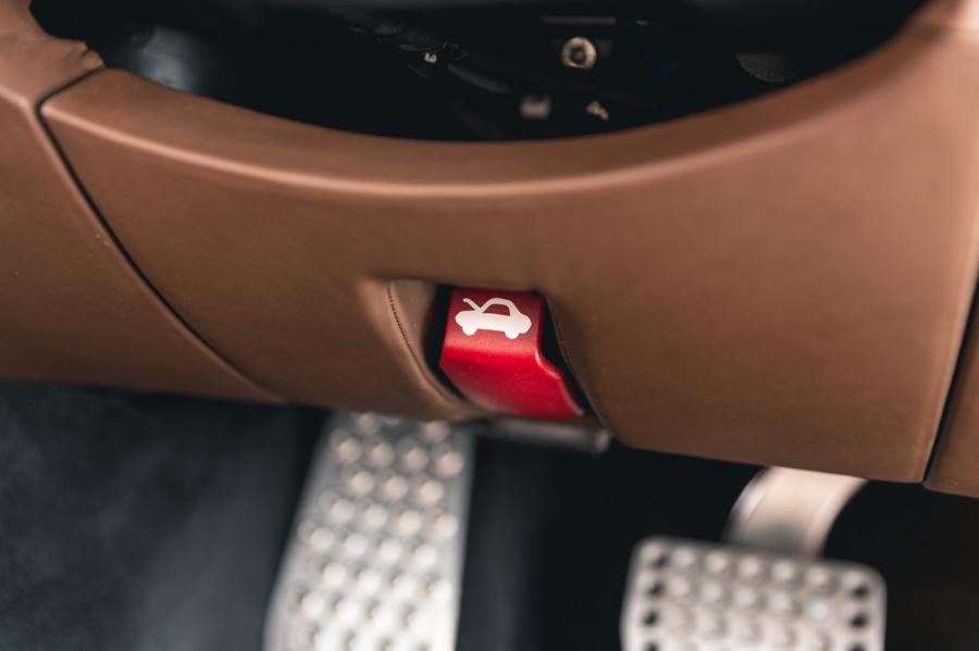 Детали интерьера Ferrari F12berlinetta 2014 года  (UK) (фото 68 из 276)